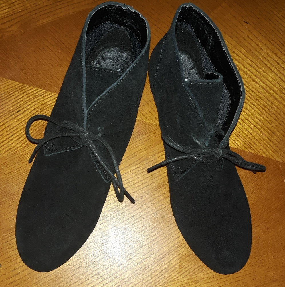 SALE‼️🥰🥾Beautiful Suede Booties!🎈